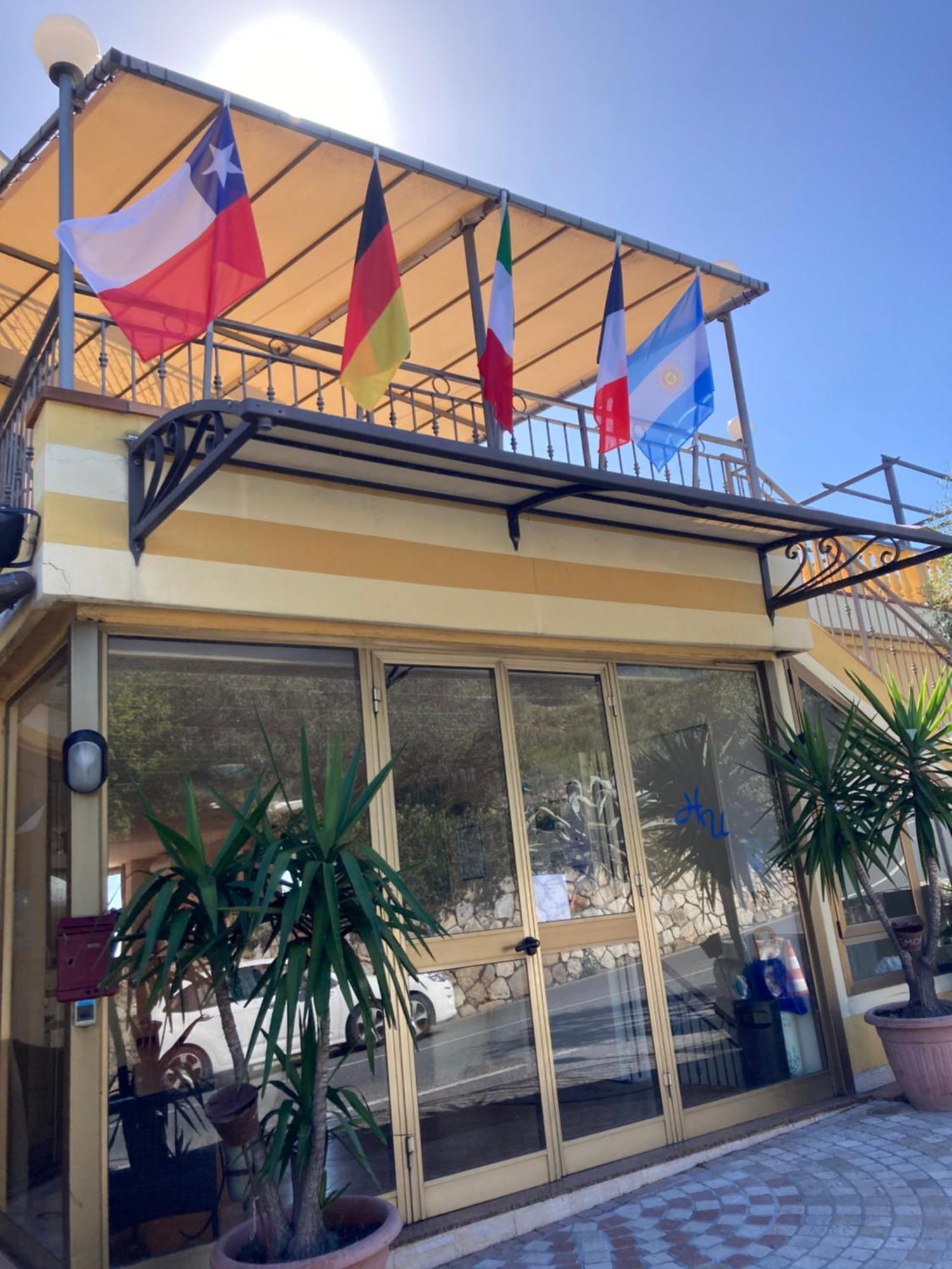 由威酒店 迪亚诺马里纳 外观 照片